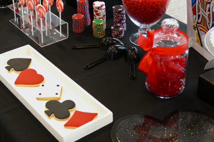 Candy bar thème poker par Studio Candy - sablés décorés trèfle, pique, carreau, domino, coeur
