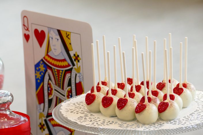 Candy bar thème poker par Studio Candy - cake pops coeurs et dame de coeur