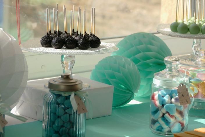 Journée des enfants chez Babilou - Goûter et bar à bonbons par Studio Candy - cake pops noirs, bonbons bleus