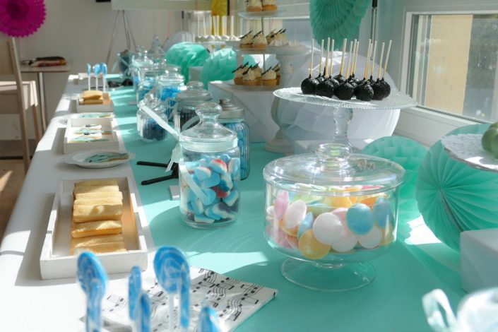 Journée des enfants chez Babilou - Goûter et bar à bonbons par Studio Candy - fraises tagada bleues, cupcakes notes de musique, financiers amande, sablés décorés guitare, cake pops noirs, bonbons soucoupes