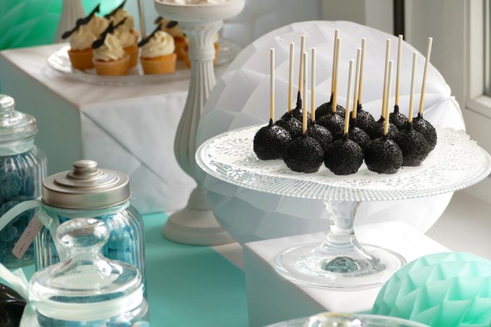 Journée des enfants chez Babilou - Goûter et bar à bonbons par Studio Candy - cake pops noirs, bonbons bleus