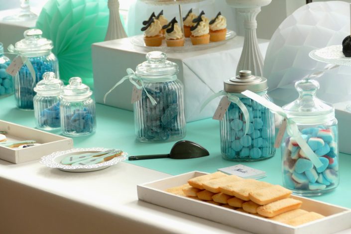 Journée des enfants chez Babilou - Goûter et bar à bonbons par Studio Candy - cake pops blancs, bonbons bleus, financiers amande, sucettes bleues