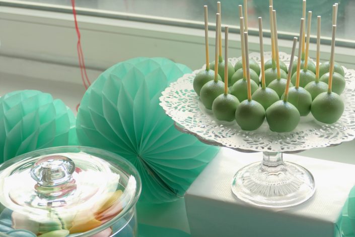 Journée des enfants chez Babilou - Goûter et bar à bonbons par Studio Candy - cake pops vert d'eau
