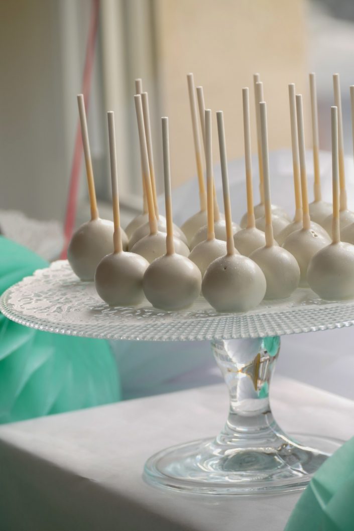 Journée des enfants chez Babilou - Goûter et bar à bonbons par Studio Candy - cake pops blancs