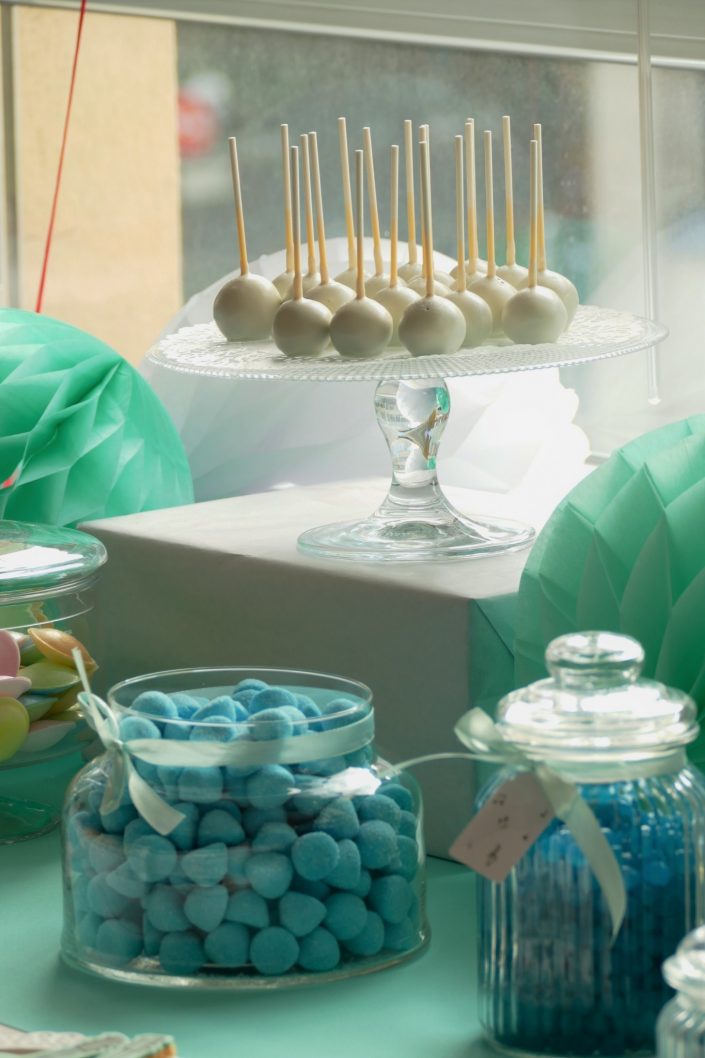 Journée des enfants chez Babilou - Goûter et bar à bonbons par Studio Candy - cake pops blancs et bonbons bleus