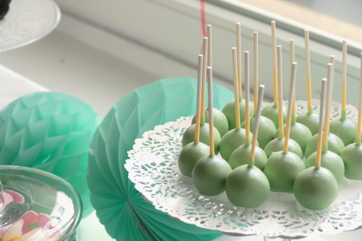 Journée des enfants chez Babilou - Goûter et bar à bonbons par Studio Candy - cake pops vert d'eau