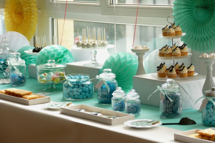Journée des enfants chez Babilou - Goûter et bar à bonbons par Studio Candy - petites meringues, cupcakes avec notes de musique, bonbons bleus, cake pops blancs