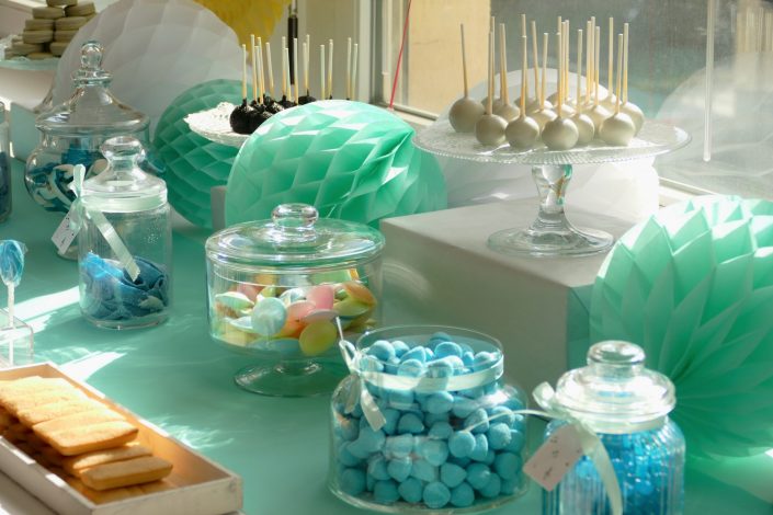 Journée des enfants chez Babilou - Goûter et bar à bonbons par Studio Candy - cake pops blancs, fraises tagada bleues, bonbons soucoupes