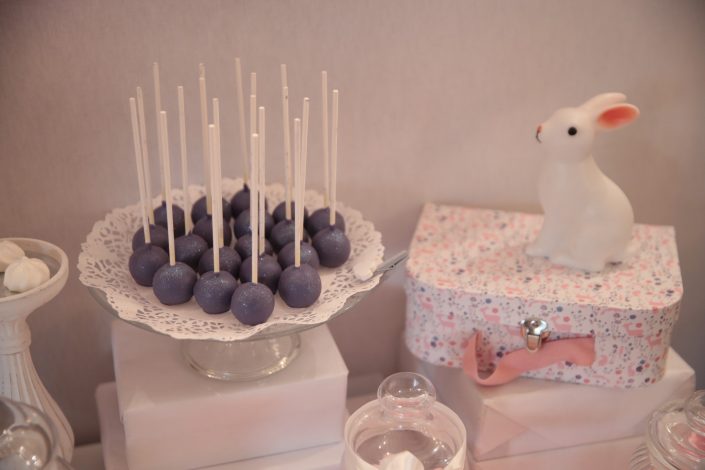 Sweet table thème Baby Shower par Studio Candy pour l'événement presse de Babies'R Us - cake pops violets au chocolat