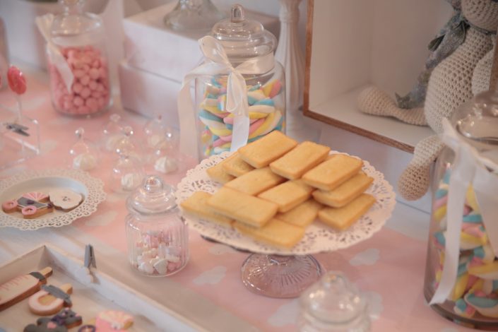 Sweet table thème Baby Shower par Studio Candy pour l'événement presse de Babies'R Us - bonbons, financiers amandes