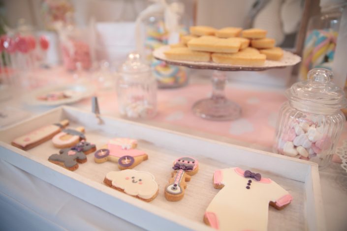 Sweet table thème Baby Shower par Studio Candy pour l'événement presse de Babies'R Us - bonbons, financiers amandes, sucettes, sablés décorés oursons, tétine, body, hochet, landeau