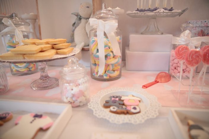 Sweet table thème Baby Shower par Studio Candy pour l'événement presse de Babies'R Us - bonbons, financiers amandes, sucettes, sablés décorés oursons, tétine et hochet