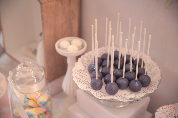 Sweet table thème Baby Shower par Studio Candy pour l'événement presse de Babies'R Us - cake pops au chocolat