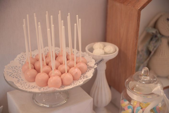 Sweet table thème Baby Shower par Studio Candy pour l'événement presse de Babies'R Us - cake pops rose pastel au chocolat