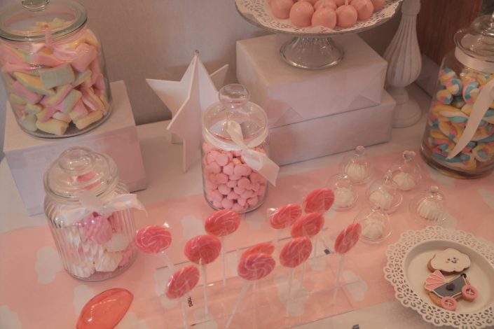 Sweet table thème Baby Shower par Studio Candy pour l'événement presse de Babies'R Us