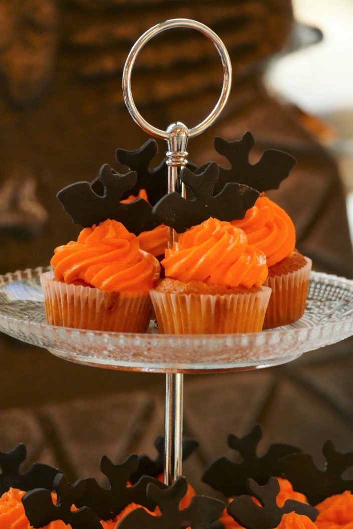 Halloween Party par Studio Candy pour Genetec - bonbons, sablés décorés cercueils, rats, araignées, citrouille, cupcakes, candy bar, bar à bonbons.