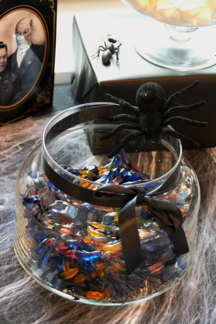Halloween Party par Studio Candy pour Genetec - bonbons, sablés décorés cercueils, rats, araignées, citrouille, cupcakes, candy bar, bar à bonbons.