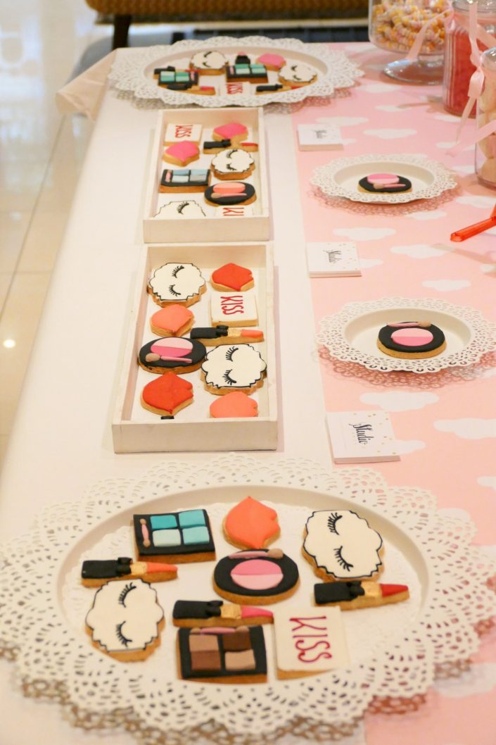Candy Bar par Studio Candy pour la marque de cosmétiques KISS - cake pops, bonbons, cupcakes, sablés décorés maquillage, guimauve.