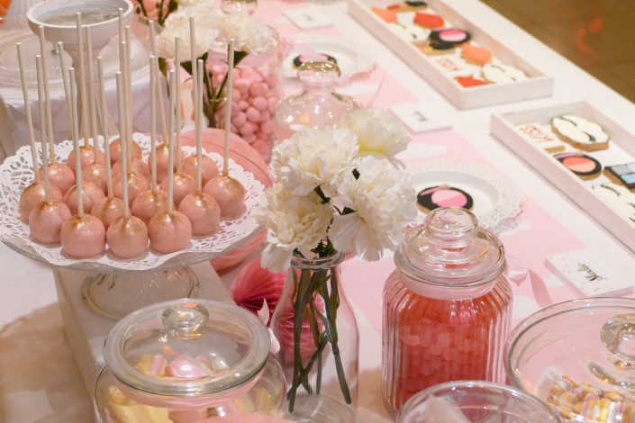 Candy Bar par Studio Candy pour la marque de cosmétiques KISS - cake pops, bonbons, cupcakes, sablés décorés maquillage, guimauve.