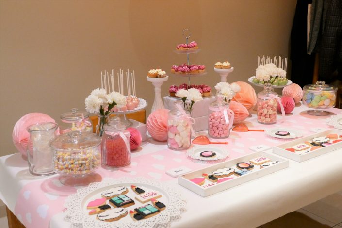 Candy Bar par Studio Candy pour la marque de cosmétiques KISS - cake pops, bonbons, cupcakes, sablés décorés maquillage, guimauve.