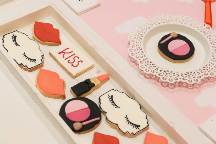 Candy Bar par Studio Candy pour la marque de cosmétiques KISS - cake pops, bonbons, cupcakes, sablés décorés maquillage, guimauve.