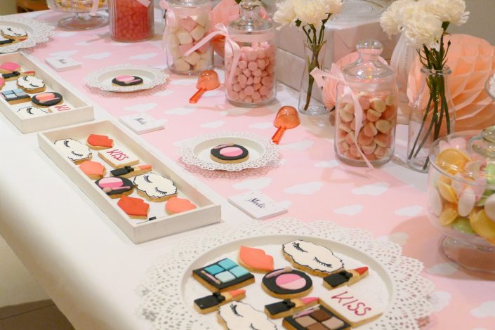 Candy Bar par Studio Candy pour la marque de cosmétiques KISS - cake pops, bonbons, cupcakes, sablés décorés maquillage, guimauve.