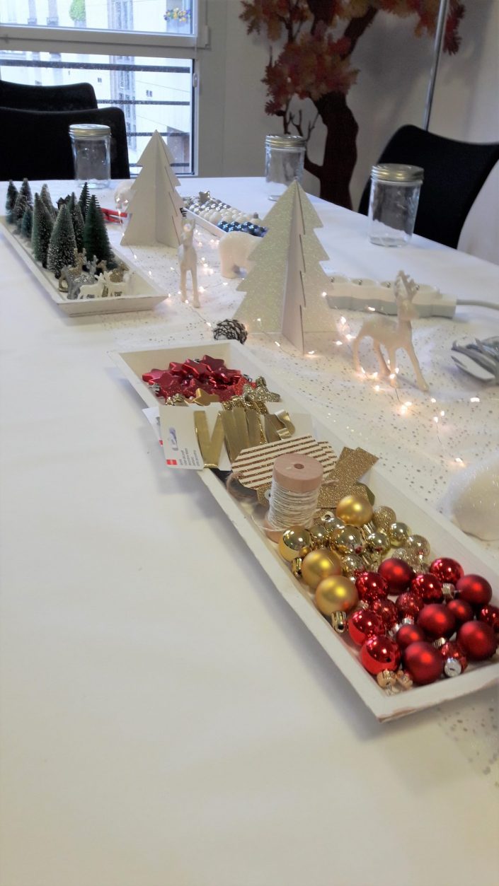 Atelier créatif de Noël par Studio Candy pour Estée Lauder - DIY - boule à neige - boule de Noël, pistolet à colle, bien être en entreprise, atelier créatif en entreprise