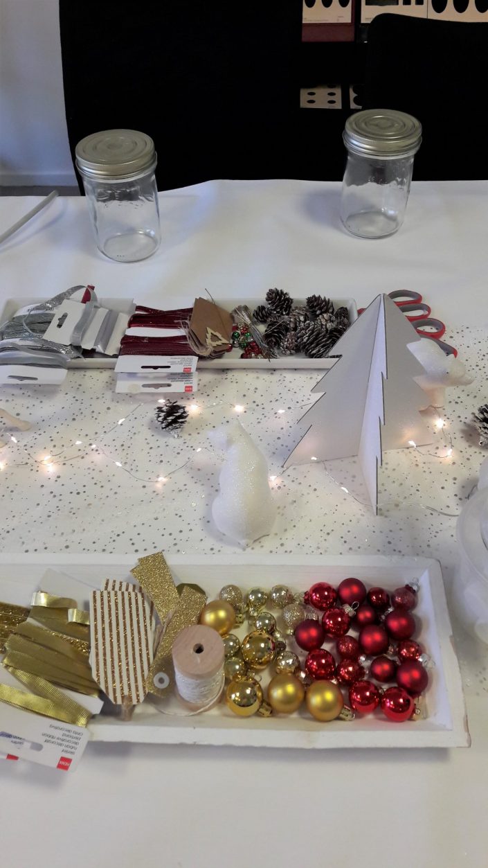 Atelier créatif de Noël par Studio Candy pour Estée Lauder - DIY - boule à neige - boule de Noël, pistolet à colle, bien être en entreprise, atelier créatif en entreprise