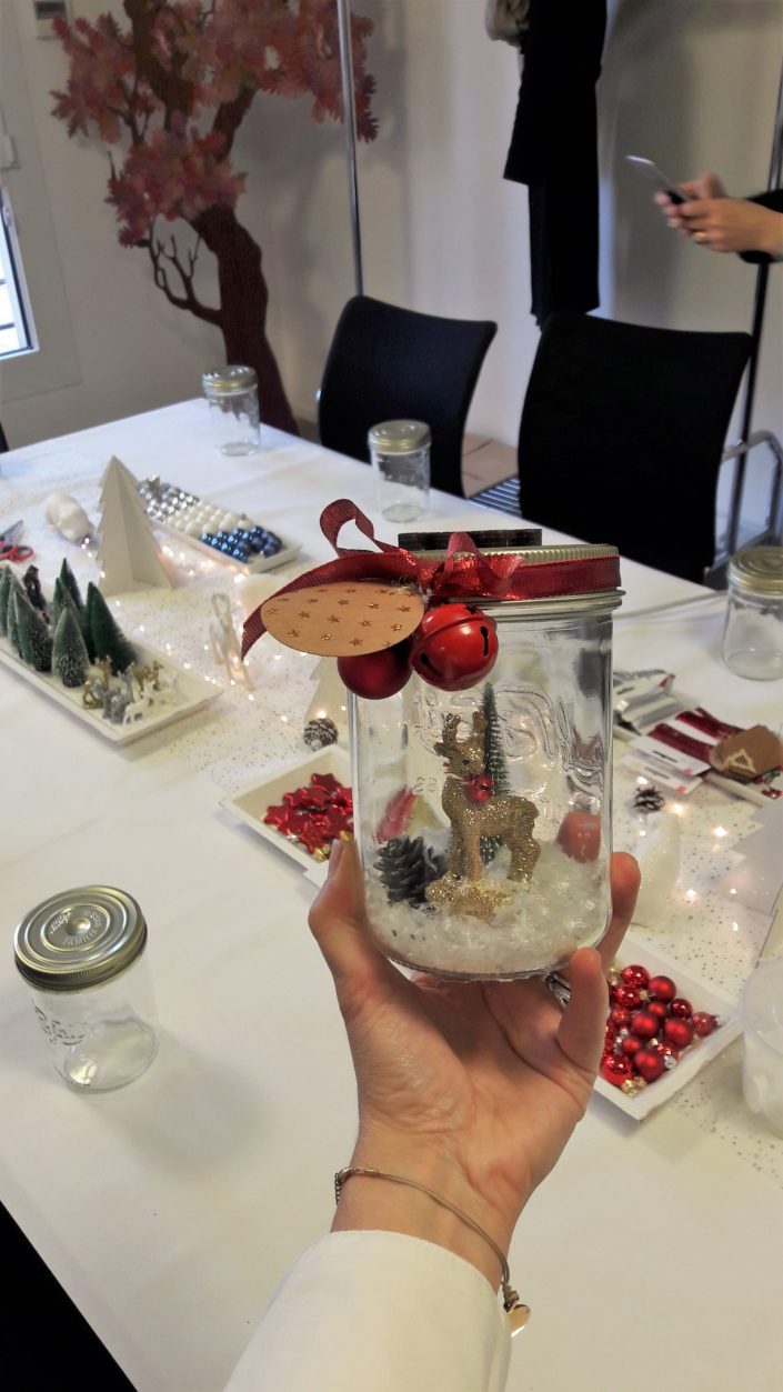 Atelier créatif de Noël par Studio Candy pour Estée Lauder - DIY - boule à neige - boule de Noël, pistolet à colle, bien être en entreprise, atelier créatif en entreprise