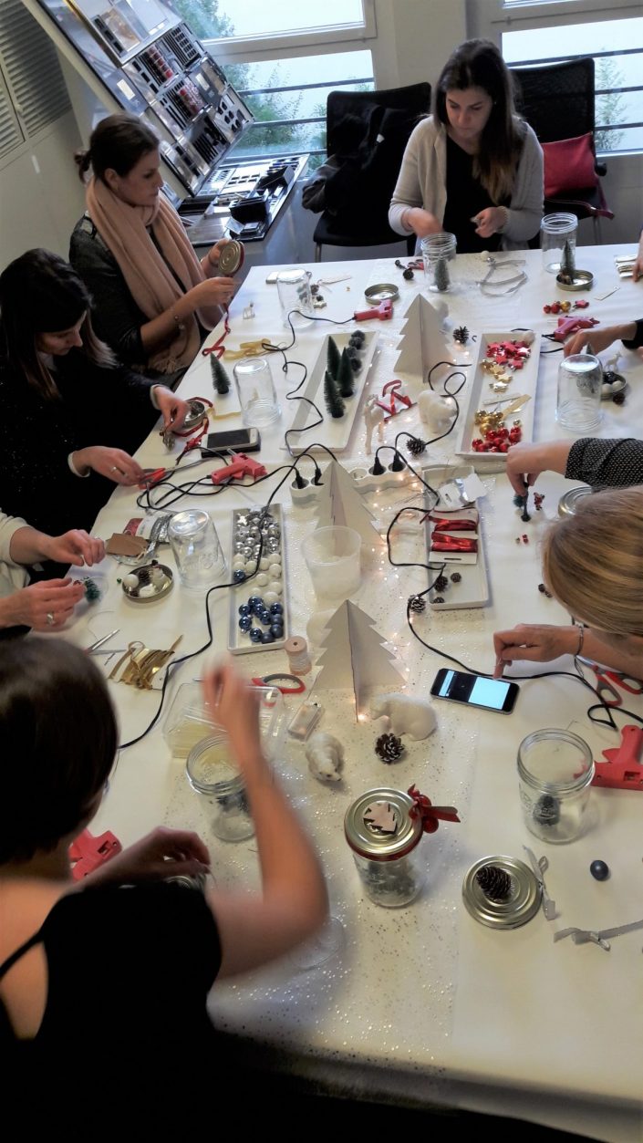 Atelier créatif de Noël par Studio Candy pour Estée Lauder - DIY - boule à neige - boule de Noël, pistolet à colle, bien être en entreprise, atelier créatif en entreprise