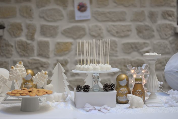 Goûter personnalisé et décoré par Studio Candy pour Evian et Kusmitea chez Au Féminin - cake pops au chocolat, sablés décorés