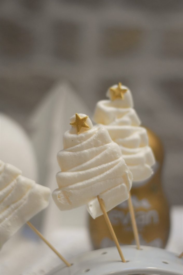 Goûter personnalisé et décoré par Studio Candy pour Evian et Kusmitea chez Au Féminin - sapin de noel en meringue