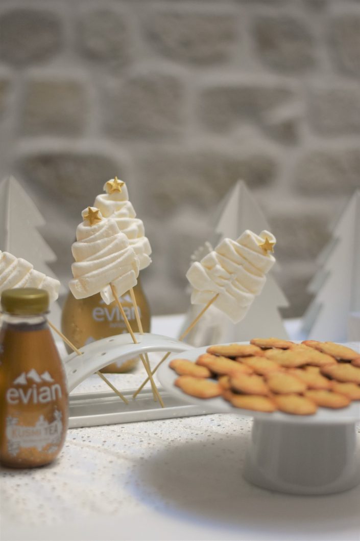 Goûter personnalisé et décoré par Studio Candy pour Evian et Kusmitea chez Au Féminin - sapin de noel en meringue