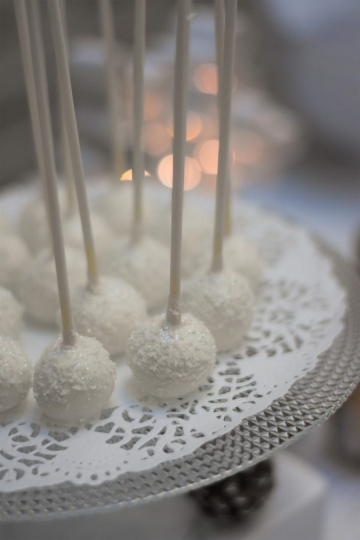 Goûter personnalisé et décoré par Studio Candy pour Evian et Kusmitea chez Au Féminin - cake pops au chocolat et nappage noix de coco