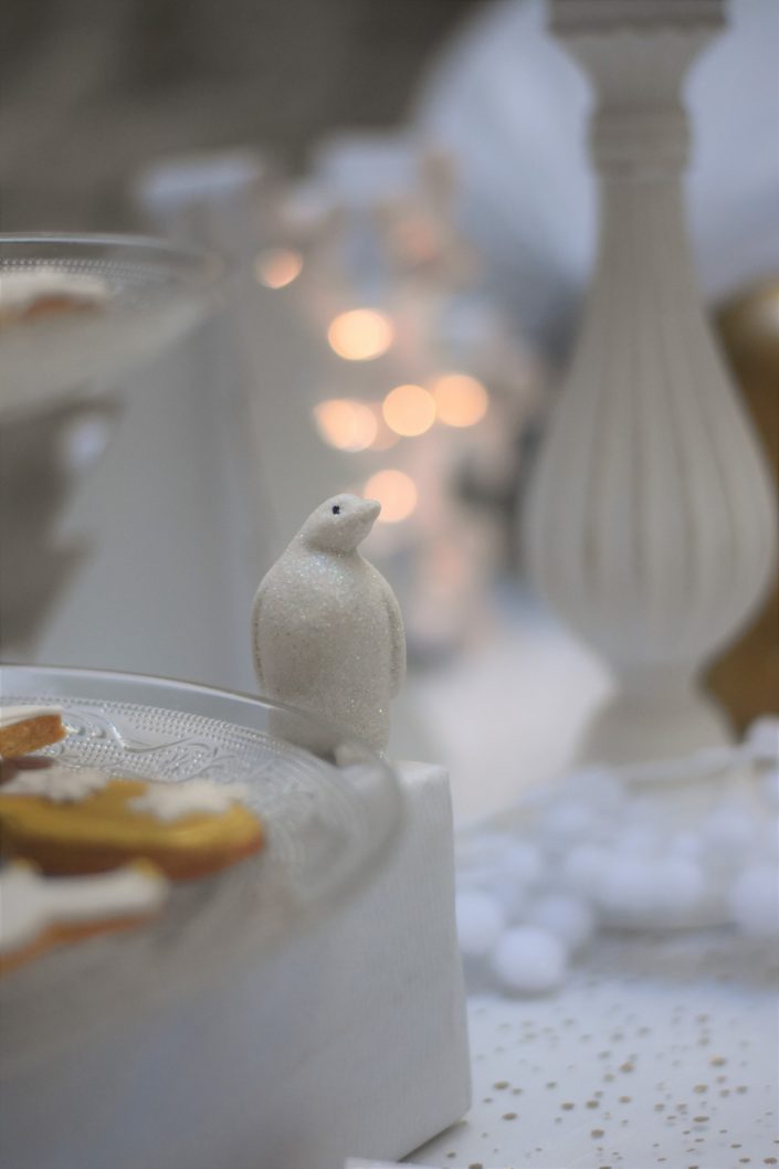 Goûter personnalisé et décoré par Studio Candy pour Evian et Kusmitea chez Au Féminin - sablés de noel et sapins meringue