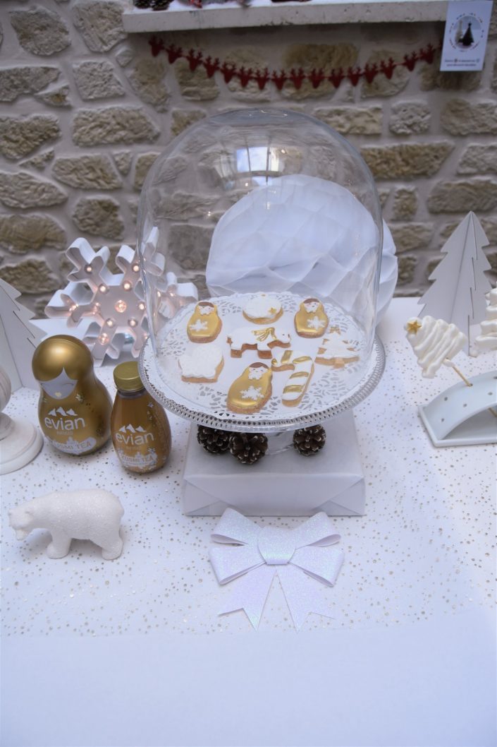 Goûter personnalisé et décoré par Studio Candy pour Evian et Kusmitea chez Au Féminin - sablés de noel décorés