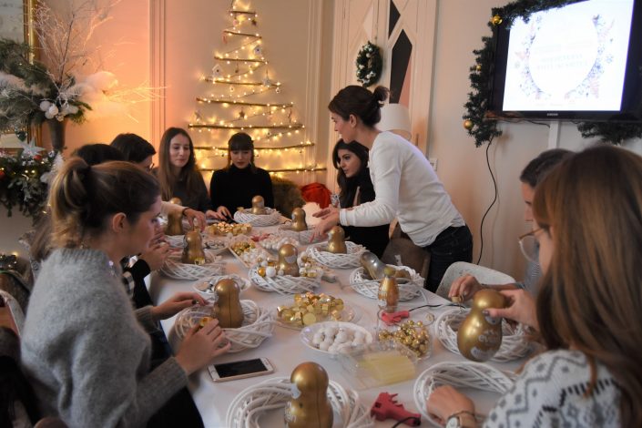 Atelier créatif par Studio Candy pour Evian et Kusmitea chez Au Féminin - Fabrication d'un centre de table de Noël