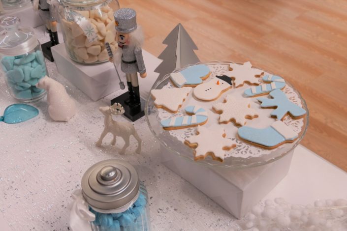 Bar à pâtisseries Noël pour Toys'R'Us à l'occasion de la soirée NRJ - pâtisseries, cake pops, cupcakes, bonbons, décoration par Studio Candy