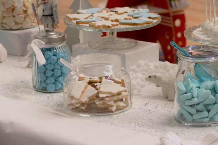 Bar à pâtisseries Noël pour Toys'R'Us à l'occasion de la soirée NRJ - pâtisseries, cake pops, cupcakes, bonbons, décoration par Studio Candy