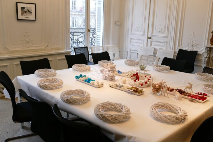 Atelier créatif de Noël par Studio Candy pour Estée Lauder - DIY - couronne de Noël - boule de Noël, pistolet à colle, bien être en entreprise, atelier créatif en entreprise