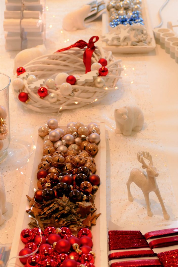 Atelier créatif de Noël par Studio Candy pour Estée Lauder - DIY - couronne de Noël - boule de Noël, pistolet à colle, bien être en entreprise, atelier créatif en entreprise