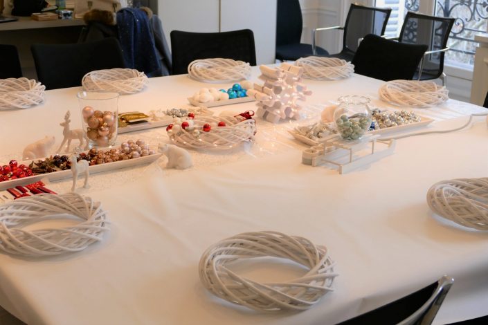 Atelier créatif de Noël par Studio Candy pour Estée Lauder - DIY - couronne de Noël - boule de Noël, pistolet à colle, bien être en entreprise, atelier créatif en entreprise