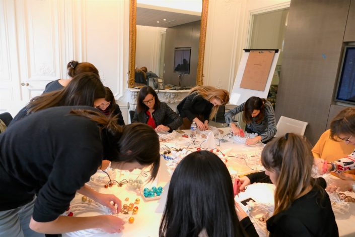 Atelier créatif de Noël par Studio Candy pour Estée Lauder - DIY - couronne de Noël - boule de Noël, pistolet à colle, bien être en entreprise, atelier créatif en entreprise