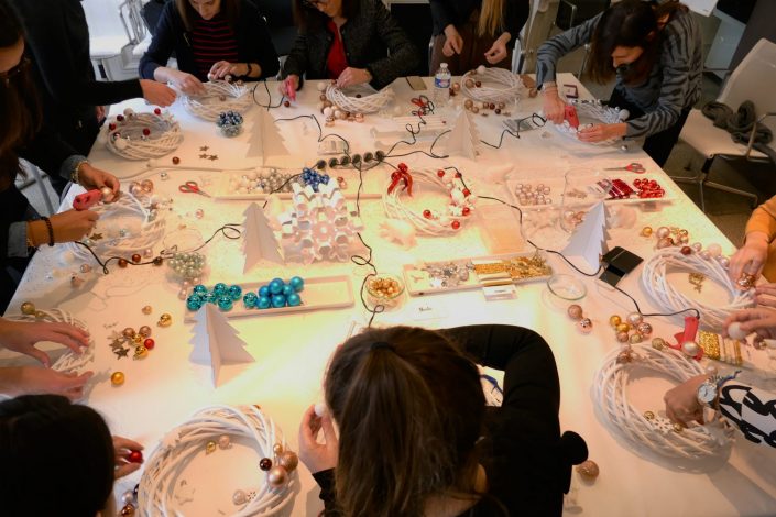 Atelier créatif de Noël par Studio Candy pour Estée Lauder - DIY - couronne de Noël - boule de Noël, pistolet à colle, bien être en entreprise, atelier créatif en entreprise