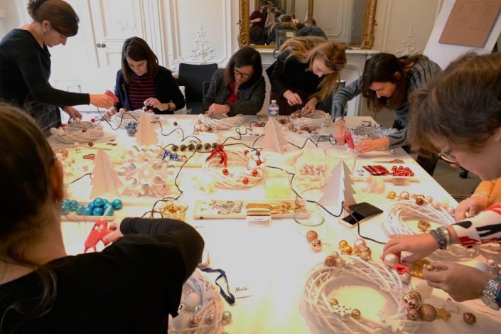 Atelier créatif de Noël par Studio Candy pour Estée Lauder - DIY - couronne de Noël - boule de Noël, pistolet à colle, bien être en entreprise, atelier créatif en entreprise