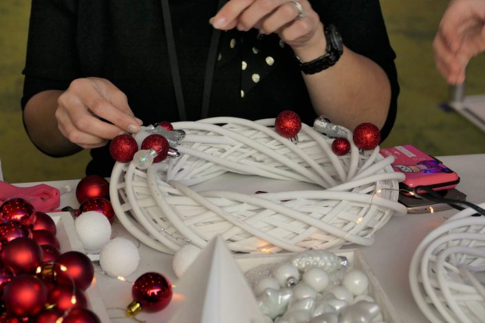Atelier créatif de Noël par Studio Candy chez L'Oréal - couronnes de Noël, boules, pistolet à colle, kraft, DIY