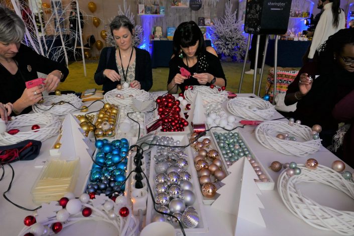 Atelier créatif de Noël par Studio Candy chez L'Oréal - couronnes de Noël, boules, pistolet à colle, kraft, DIY