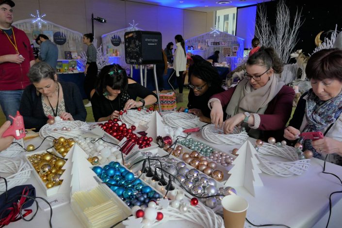 Atelier créatif de Noël par Studio Candy chez L'Oréal - couronnes de Noël, boules, pistolet à colle, kraft, DIY