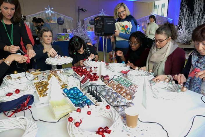 Atelier créatif de Noël par Studio Candy chez L'Oréal - couronnes de Noël, boules, pistolet à colle, kraft, DIY