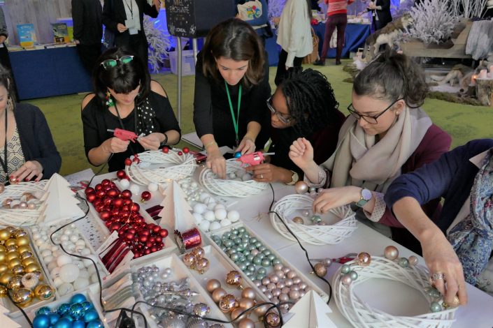 Atelier créatif de Noël par Studio Candy chez L'Oréal - couronnes de Noël, boules, pistolet à colle, kraft, DIY